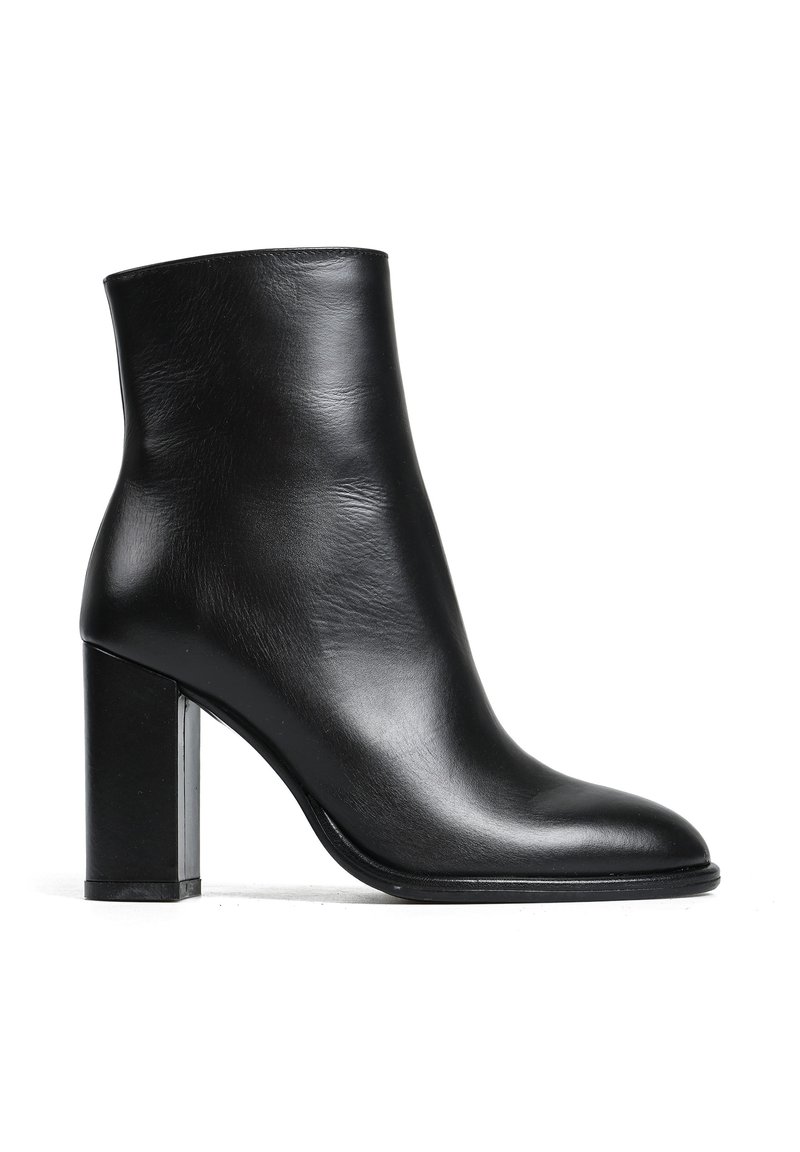 Czarna skórzana botka sięgająca kostki o gładkim wykończeniu, z wydłużonym noskiem i masywnym obcasem. Minimalistyczny design bez widocznych elementów metalowych czy ozdób.