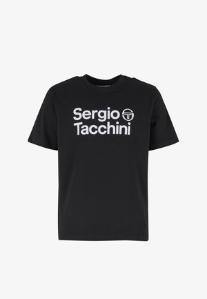 Schwarzes T-Shirt mit kurzen Ärmeln, weißem Schriftzug "Sergio Tacchini" und rundem Logo, zentriert auf der Brust.