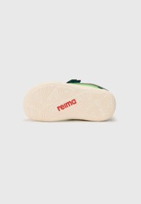 Grønn sko med kremfarget såle, teksturert mønster og rødt "reima"-logo. Har en borrelåsrem for sikker passform.