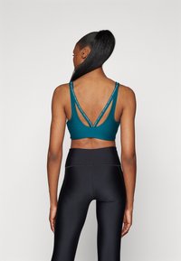 Under Armour INFINITY LOW STRAPPY BRA - Light support sports bra - hydro teal/white