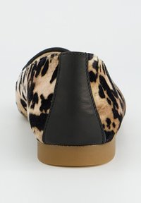 Płaskie buty w leopardzie cętki z miękką tekstylną cholewką, czarnymi skórzanymi akcentami i jasnobrązową gumową podeszwą.