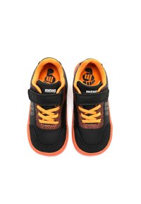 Baskets noires et orange avec des lacets orange, des bandes velcro et des motifs rayés, positionnées côte à côte sur un fond blanc.