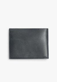 Cartera negra de cuero con textura suave, forma rectangular y costuras visibles a lo largo de los bordes. Diseño minimalista, sin adornos.