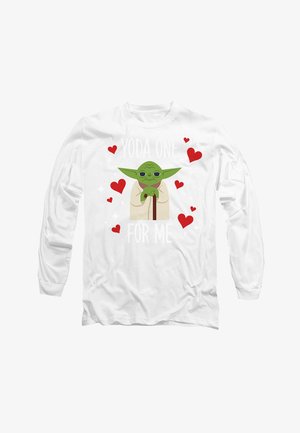 Weißes Langarmshirt mit einem Cartoon-Charakter mit grüner Haut, der einen Stock hält, umgeben von roten Herzen und dem Text "YODA ONE FOR ME."
