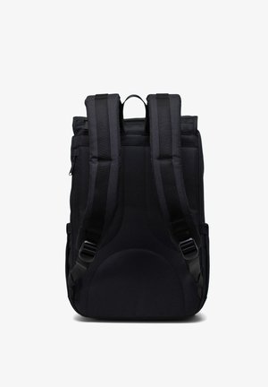 Musta reppu, jossa on pehmustettu selkäosa ja säädettävät hihnat. Varustettu ylhäältä löytyvällä kahvalla ja sivutaskulla vetoketjulla. Valmistettu kestävästä kankaasta, jolla on sileä pinta.