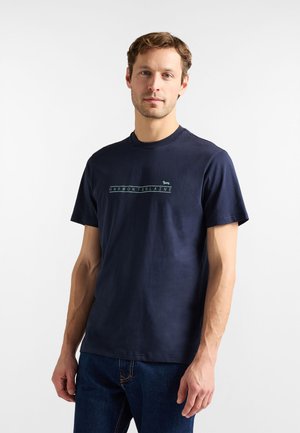 Maglietta in cotone blu navy con scollo rotondo e maniche corte, con un logo verde e una scritta sul petto.