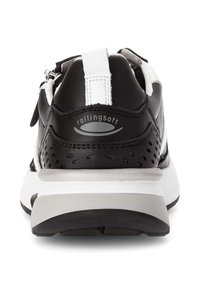 Zwart-witte sneaker met een bovenwerk van textuurleer, geperforeerde details en een gezoolde grijze zool. Beschikt over een merkpaneel op de hiel.