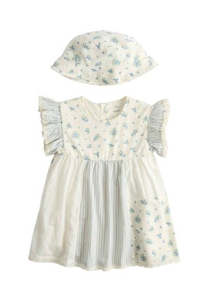 Robe de bébé crème avec motifs floraux bleus et rayures, manches courtes à volants, chapeau seau assorti à motifs floraux.