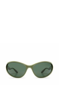 Des lunettes de soleil teintées de vert avec une monture en plastique lisse, présentant une forme ovale allongée et des branches fines.