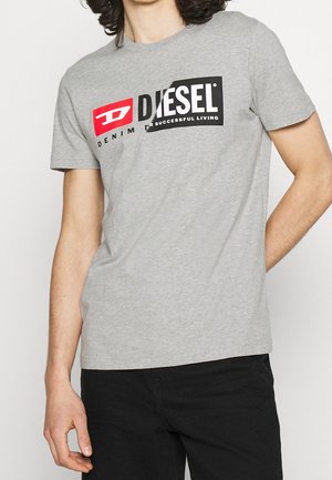 Szary t-shirt z krótkim rękawem z czarno-czerwonym logo Diesel, z napisem "DENIM SUCCESSFUL LIVING" pogrubioną czcionką.