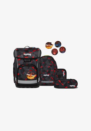 Schwarzes Rucksack-Set mit rotem geometrischem Muster, bestehend aus einer Haupttasche, einer kleineren Tasche und einem Federmäppchen. Enthält bunte Charakter-Anstecker.