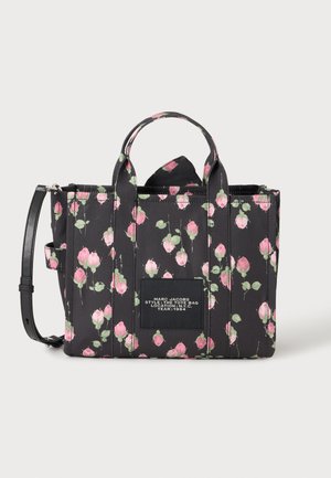 Черна чанта тип "тоте" Marc Jacobs с розов розов мотив, два дръжки, презрамка за рамо и преден етикет с марка и стилни детайли.