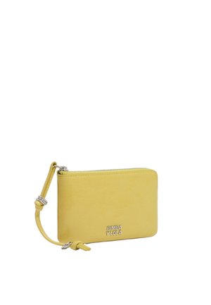 Bolso de muñeca rectangular amarillo con cierre de cremallera y logo plateado "Bimba Y Lola" en el frente, con una correa de muñeca con anillas metálicas.