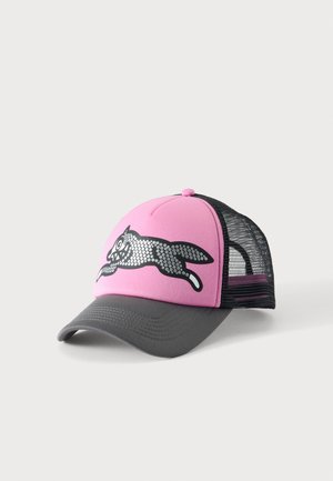 Pink-schwarze Mesh-Baseballkappe mit grauem Schirm und einem stilisierten silbernen reflektierenden laufenden Katzenmotiv auf dem Frontpanel.