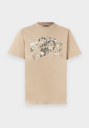 Beige lyhythihainen T-paita, jossa rinnassa suurilla, kuvioiduilla kirjaimilla teksti "Billionaire Boys Club".