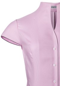 Blouse rose à manches courtes avec un décolleté en V, dotée de boutons sur le devant et d'un motif de tissu texturé.