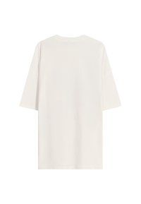 Bílý oversized tričko s krátkým rukávem, s kulatým výstřihem a hladkou, jemnou texturou. Žádné viditelné logo nebo vzory.