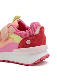 Sneaker multicolore con tomaia in mesh e suede. Presenta accenti rosa, rossi e verdi, una fascia in velcro e una suola intermedia spessa e bianca con suola testurizzata.