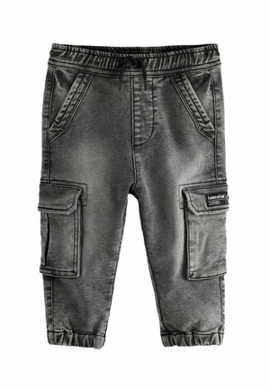 Zwart gewassen cargobroek met elastische taille en boorden, twee zijzakken en klepzakken op de dijen, voorzien van een klein label met de tekst 'Future of Cool'.