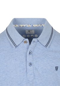 Lichtblauwe polo met een gestructureerde stof, twee knopen en een kraag met contrasterende donkere strepen en een patroon aan de binnenkant.