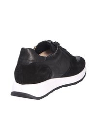 Sneaker nera con materiali in pelle e suede, punta rotonda, suola bianca e battistrada in gomma nera. Presenta dettagli con chiusura a lacci e zip.