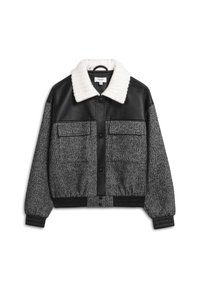 Korte zwarte en grijze jack met een witte ribgebreide kraag, knoopsluiting, twee borstzakken en elastische manchetten en onderkant.