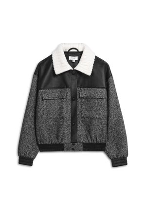 Korte zwarte en grijze jack met een witte ribgebreide kraag, knoopsluiting, twee borstzakken en elastische manchetten en onderkant.