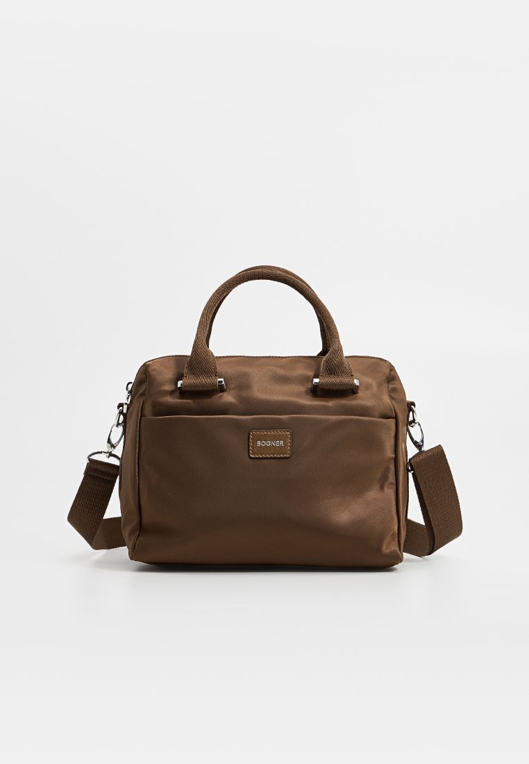 Braune Nylon-Tasche mit zwei oberen Griffen, einem abnehmbaren Schultergurt und einem Logopatch auf der Vorderseite. Glatte Textur mit klaren Linien und minimalistischer Gestaltung.