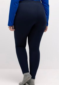 Ulla Popken FUNKTIONS SCHNELLTROCKNEND ELASTIKBUND - Punčochy - dark blue