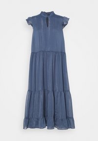 Robe bleue longueur cheville avec un subtil effet scintillant vertical, col haut à volants, manches courtes bouffantes, jupe à volants et ouverture devant en forme de trou de serrure.