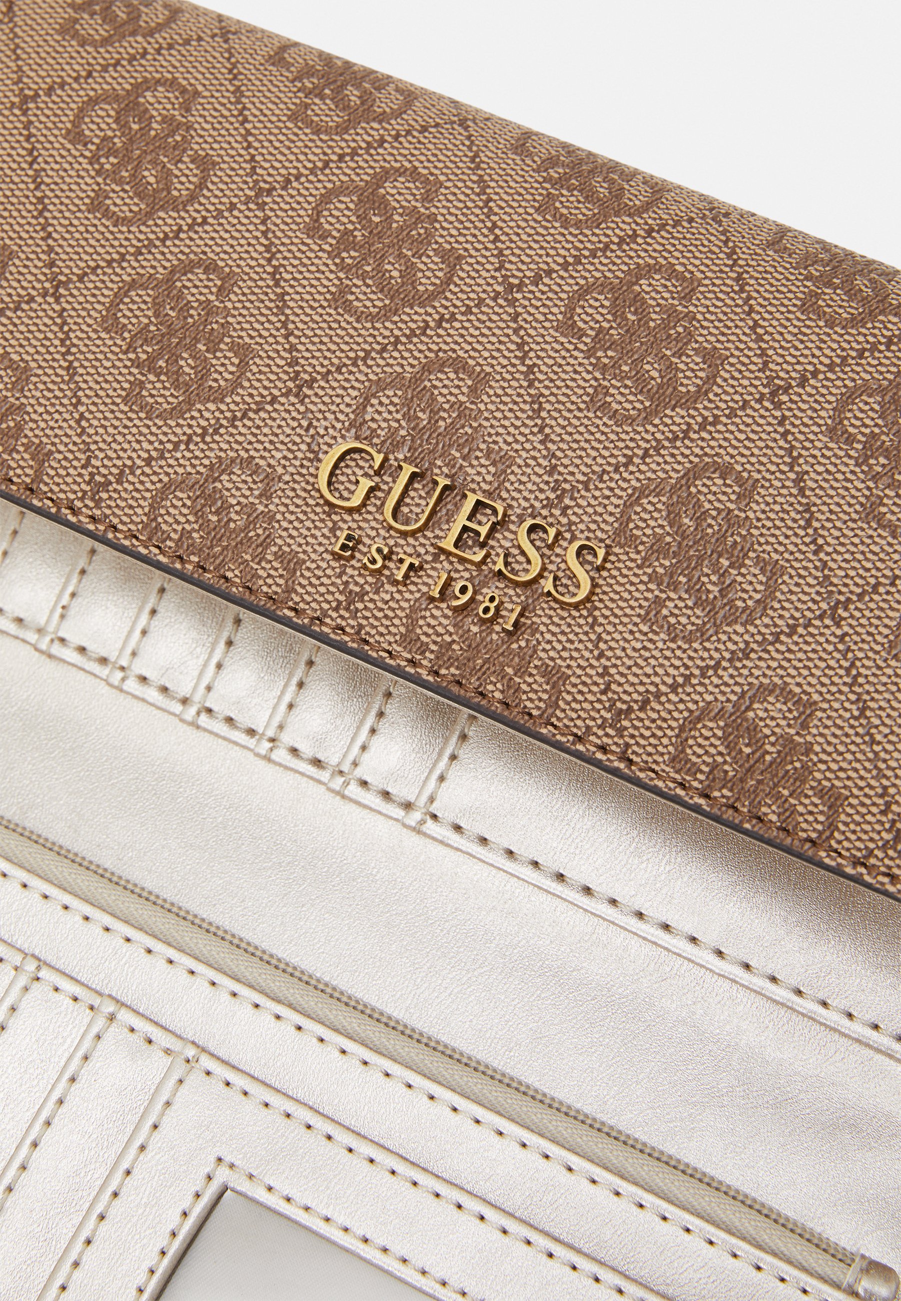 guess mika pocket trifold