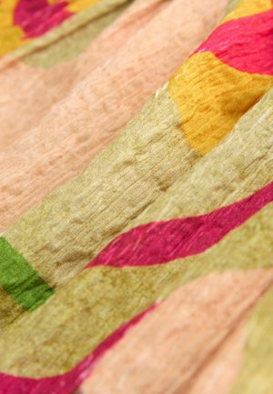 Textil rózsaszín, sárga és zöld színek kombinációjával, csíkos mintázattal, gyűrött textúrával, világos alapon.