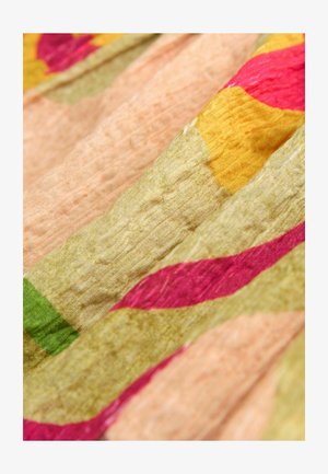 Textil rózsaszín, sárga és zöld színek kombinációjával, csíkos mintázattal, gyűrött textúrával, világos alapon.