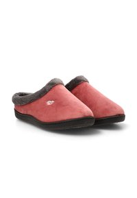 Zapatillas de ante rosas con un forro de peluche sintético gris y suelas de goma negra, que presentan un pequeño detalle bordado en el lateral.