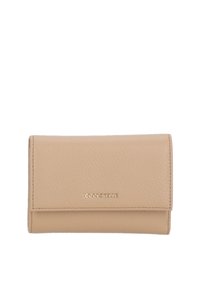 Portafoglio in pelle beige con finitura testurizzata, dotato di chiusura a patta e logo impresso. Forma rettangolare compatta con linee pulite.