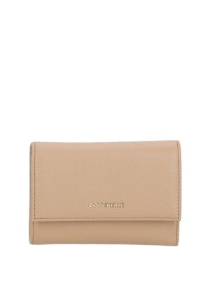 Portafoglio in pelle beige con finitura testurizzata, dotato di chiusura a patta e logo impresso. Forma rettangolare compatta con linee pulite.