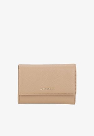 Beżowy skórzany portfel z teksturowanym wykończeniem, z zapięciem na klapkę i tłoczonym logo. Kompaktowy prostokątny kształt z czystymi liniami.