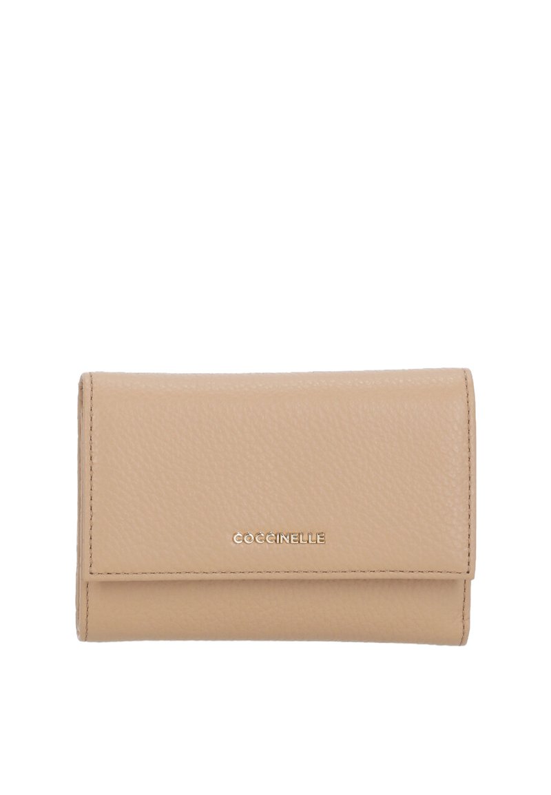 Portafoglio in pelle beige con finitura testurizzata, dotato di chiusura a patta e logo impresso. Forma rettangolare compatta con linee pulite.