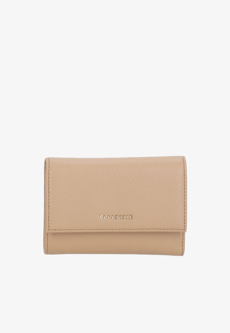 Beige Lederbrieftasche mit texturiertem Finish, ausgestattet mit einem Klappenverschluss und geprägtem Logo. Kompakte rechteckige Form mit klaren Linien.