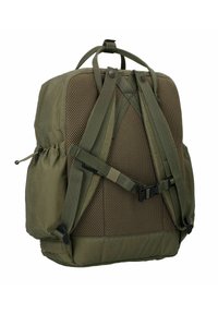 Sac à dos vert olive avec un dos en mesh rembourré, des bretelles réglables, des poches latérales et une sangle de poitrine.