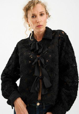 - Kurtka przejściowa