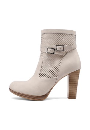 Stivaletto beige in suede con alto tacco in legno a blocco, sezione superiore traforata e due cinturini regolabili con fibbie d'argento.