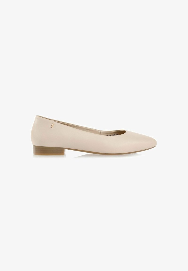 Chaussure plate en cuir beige avec petit talon en bois et bout arrondi, profil latéral sur fond blanc.