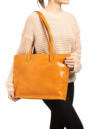 Leder-Umhängetasche in einem lebhaften Orangeton mit glatter Textur, zwei flachen Griffen und rechteckiger Form. Verfügt über minimale Nähte.