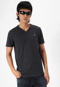 GAP EVERYDAY MICRO LOGO VEE - Basic póló - charcoal