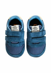 Sneakers blu per bambini con una combinazione di tessuto vellutato e texture. Presentano cinturini in velcro e etichette stampate all'interno.