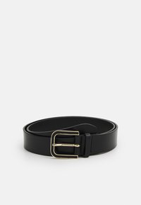 Cinturón de cuero negro con una textura suave, que presenta una hebilla rectangular dorada. Diseño simple con una forma clásica y sin patrones visibles.
