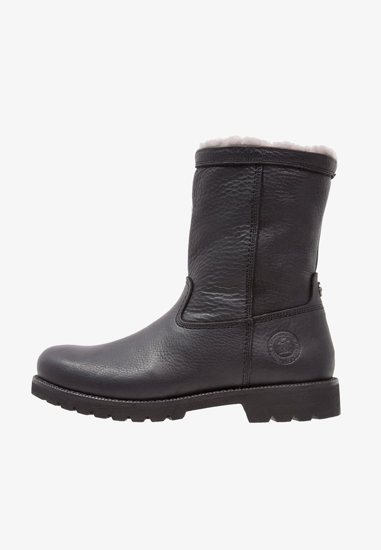 Botte mi-mollet en cuir noir avec surface texturée, semelle épaisse et doublure douce de couleur claire visible au bord supérieur.