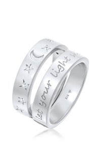 Due anelli d'argento intrecciati con accenti di stella e luna, caratterizzati da un testo inciso su uno e otto piccole pietre sull'altro.