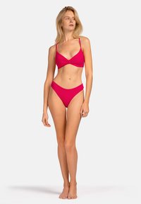 Różowy bikini składający się z topu z twistem z cienkimi ramiączkami i wysokich majtek, wykonany z gładkiego, elastycznego materiału.